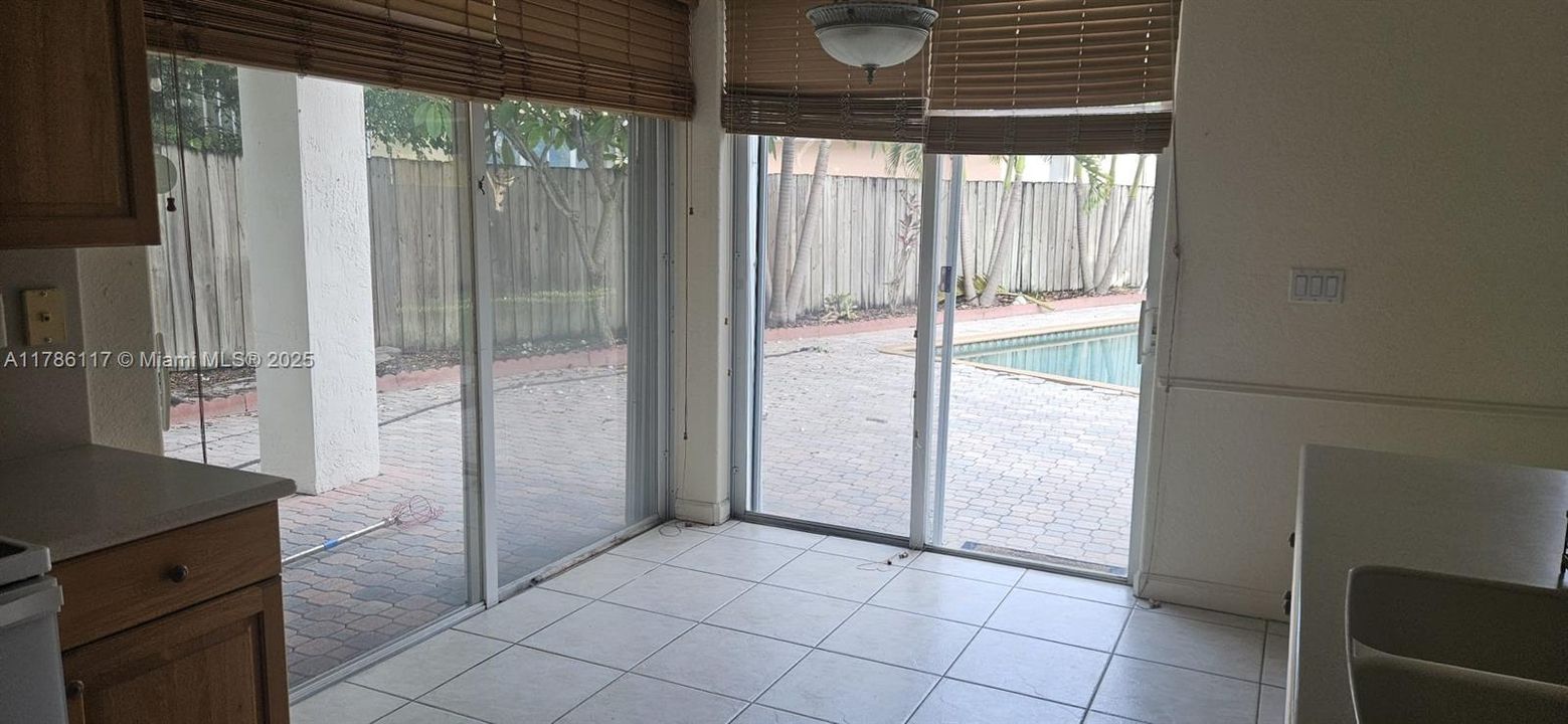 Recientemente alquilado: $4,200 (4 camas, 2 baños, 2310 Pies cuadrados)