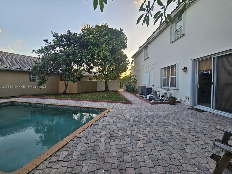 Recientemente alquilado: $4,200 (4 camas, 2 baños, 2310 Pies cuadrados)