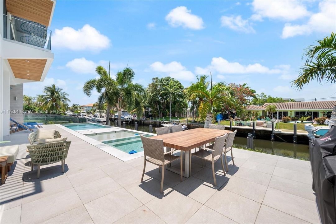 Recently Sold: $5,225,000 (5 beds, 6 baths, 4976 Square Feet)