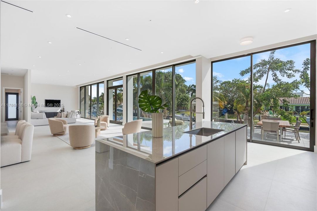 Recently Sold: $5,225,000 (5 beds, 6 baths, 4976 Square Feet)