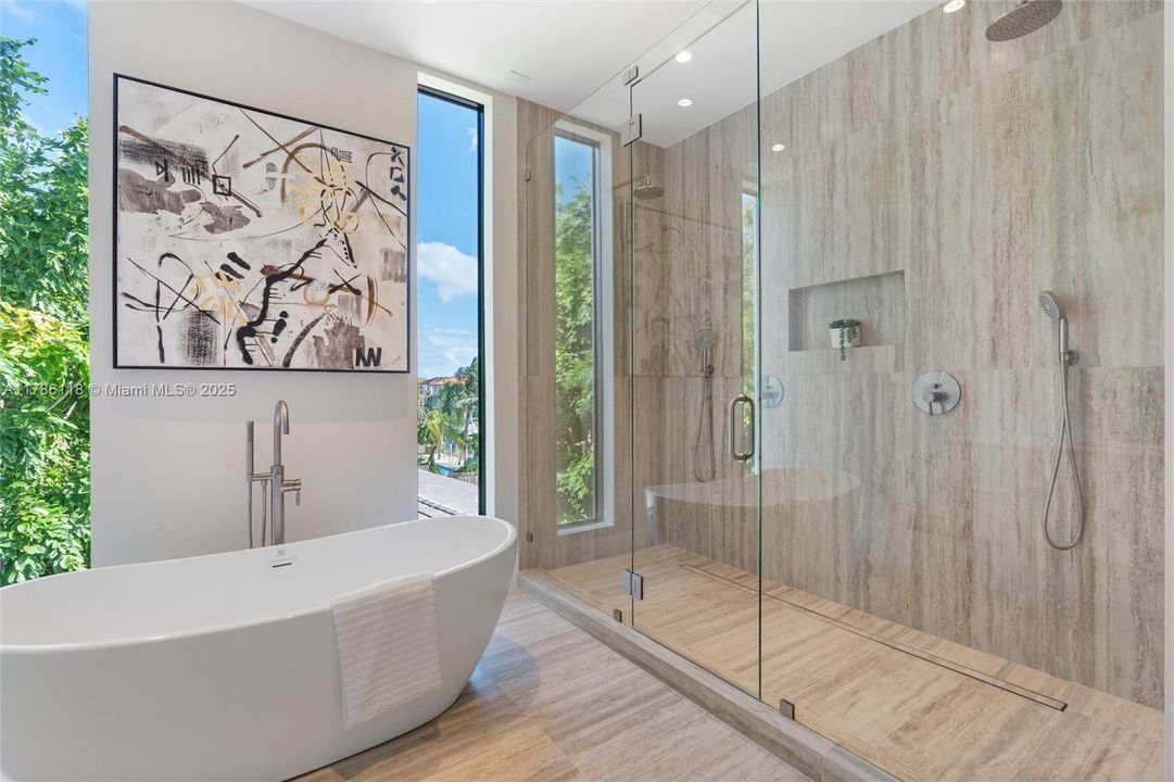 Recently Sold: $5,225,000 (5 beds, 6 baths, 4976 Square Feet)