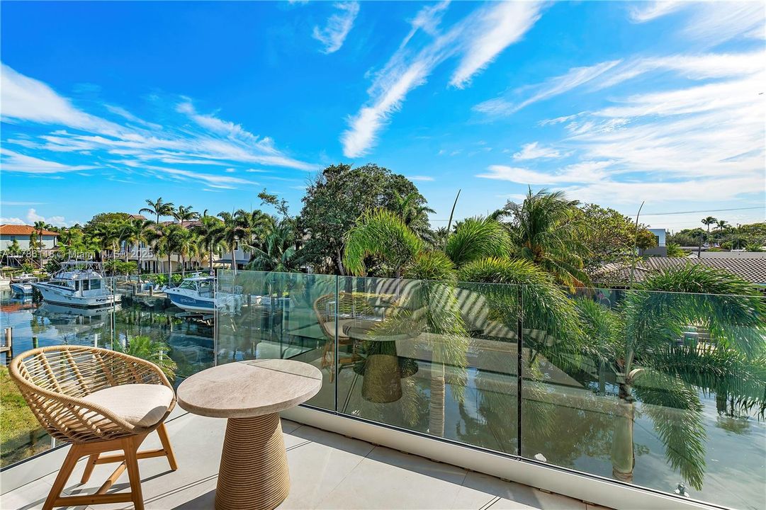 Recently Sold: $5,225,000 (5 beds, 6 baths, 4976 Square Feet)