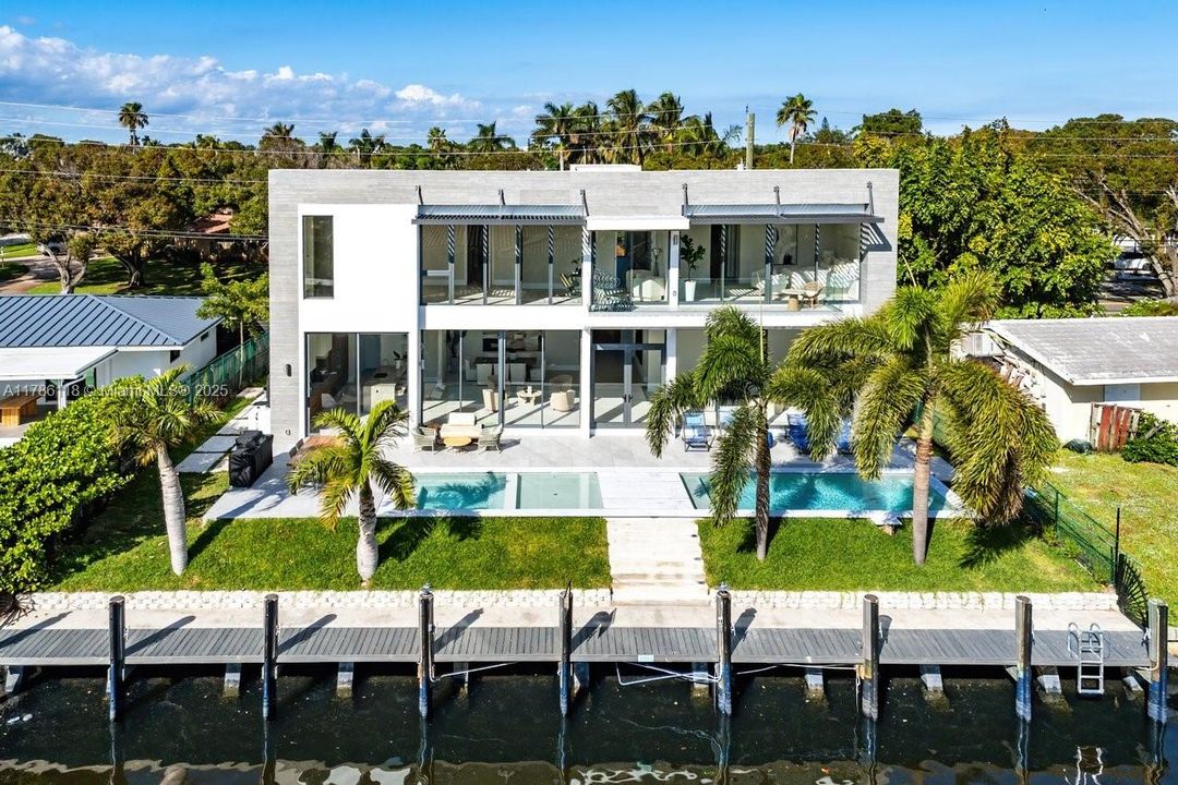 Recently Sold: $5,225,000 (5 beds, 6 baths, 4976 Square Feet)