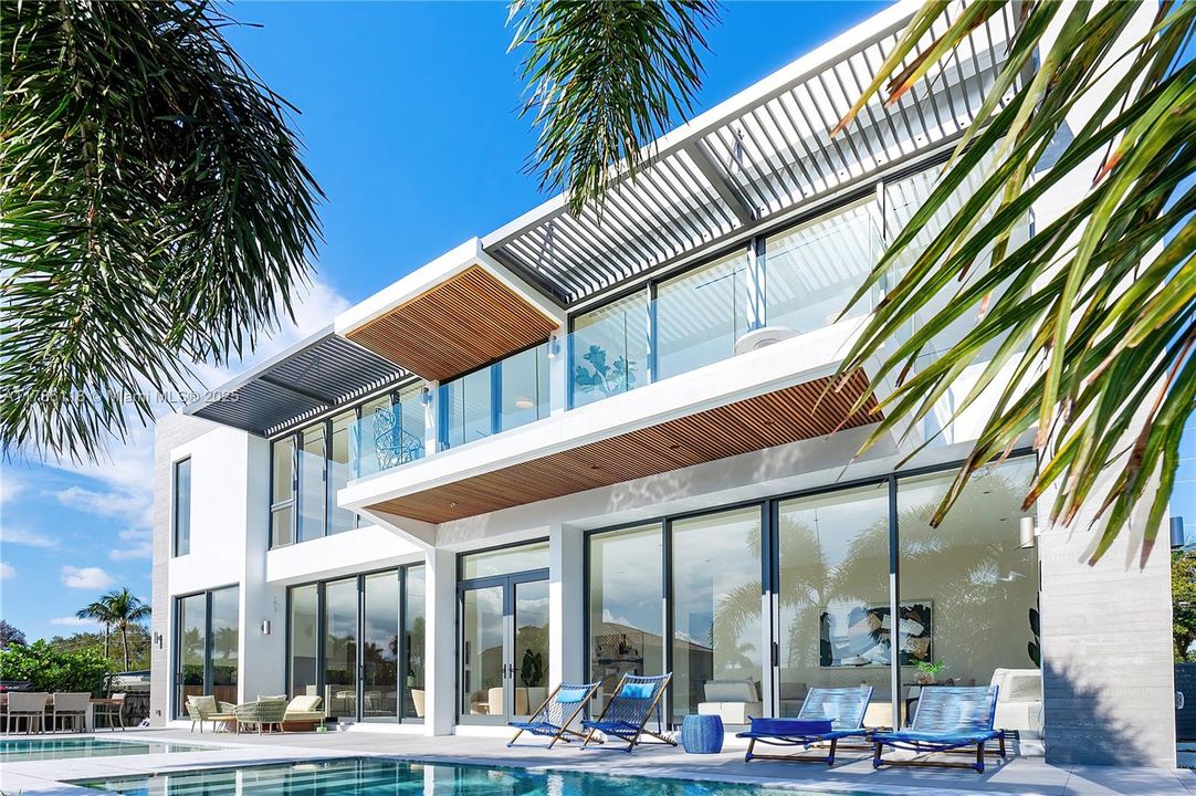 Recently Sold: $5,225,000 (5 beds, 6 baths, 4976 Square Feet)