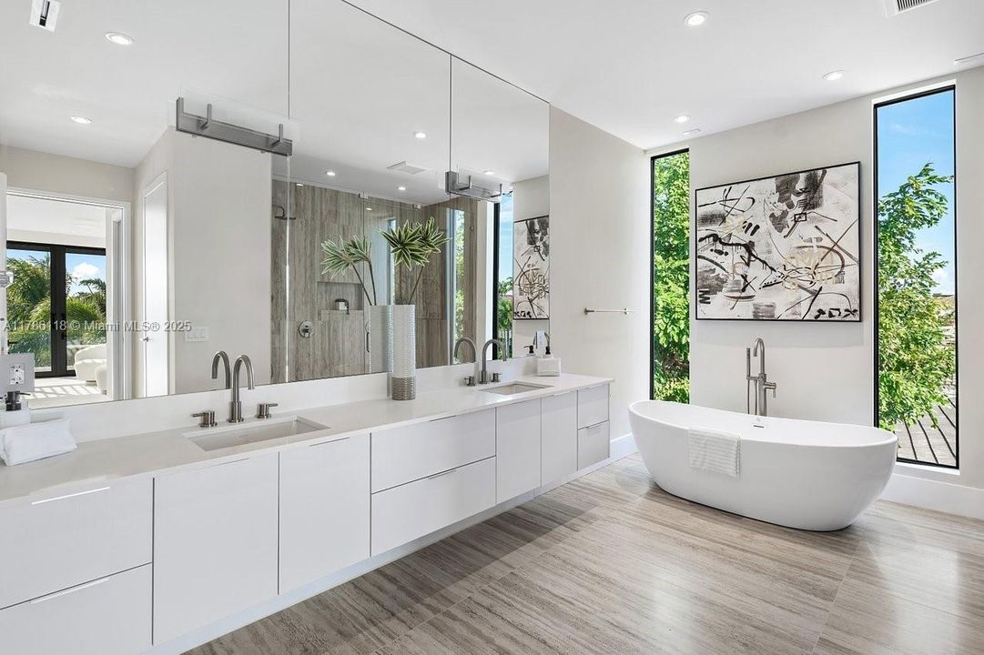 Recently Sold: $5,225,000 (5 beds, 6 baths, 4976 Square Feet)