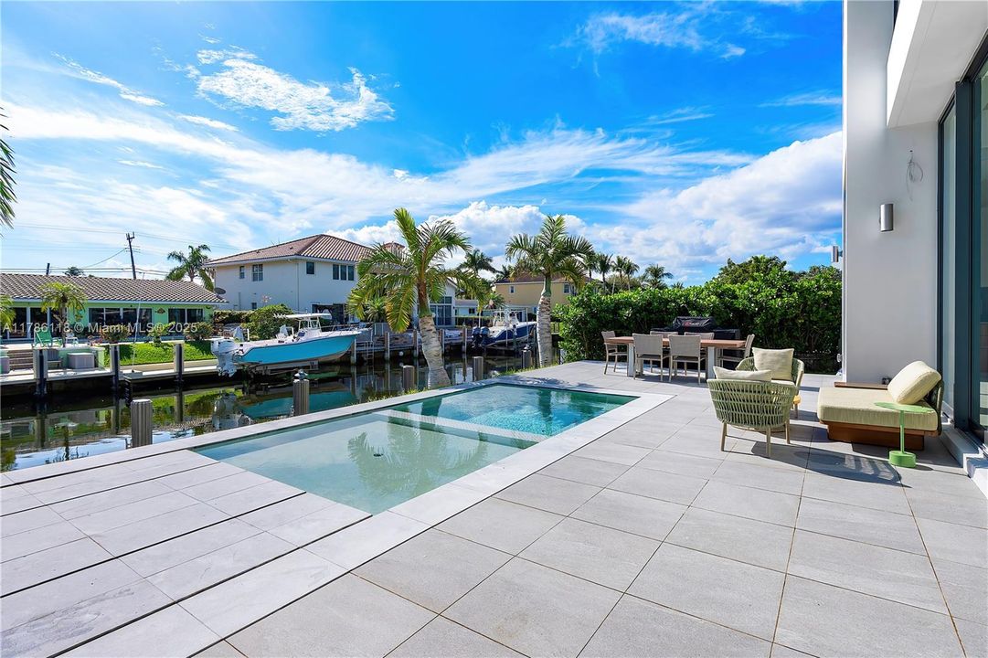 Recently Sold: $5,225,000 (5 beds, 6 baths, 4976 Square Feet)