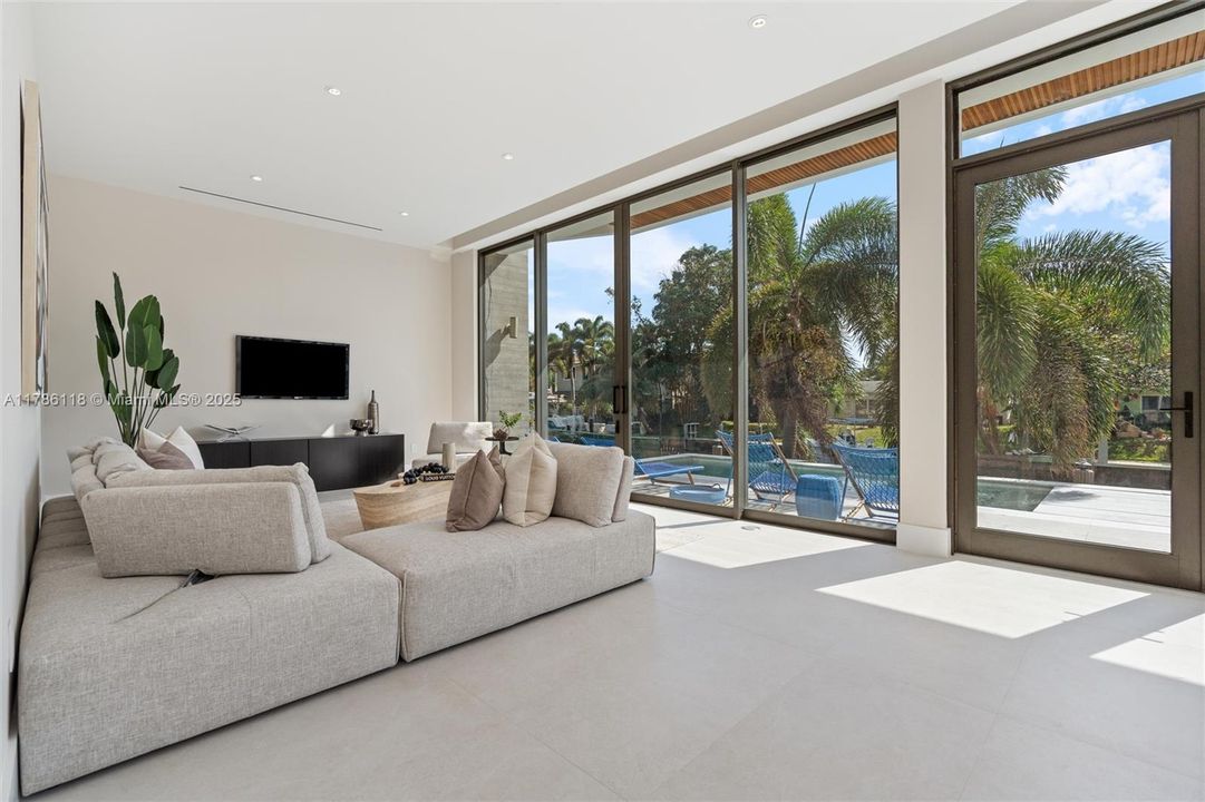 Recently Sold: $5,225,000 (5 beds, 6 baths, 4976 Square Feet)