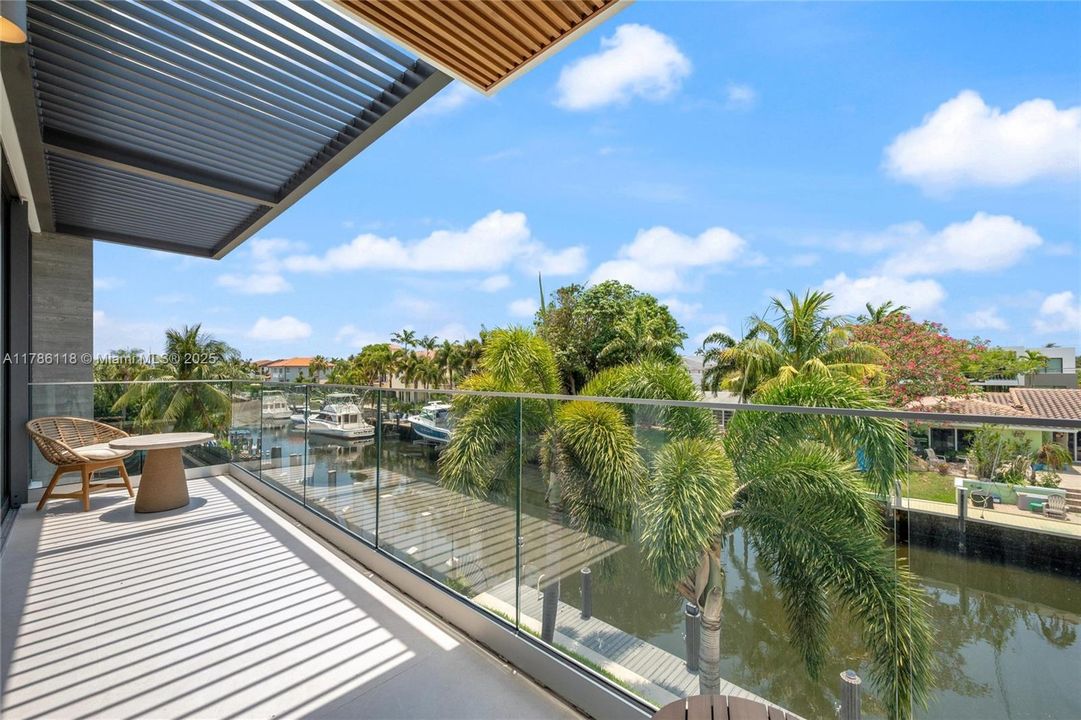 Recently Sold: $5,225,000 (5 beds, 6 baths, 4976 Square Feet)