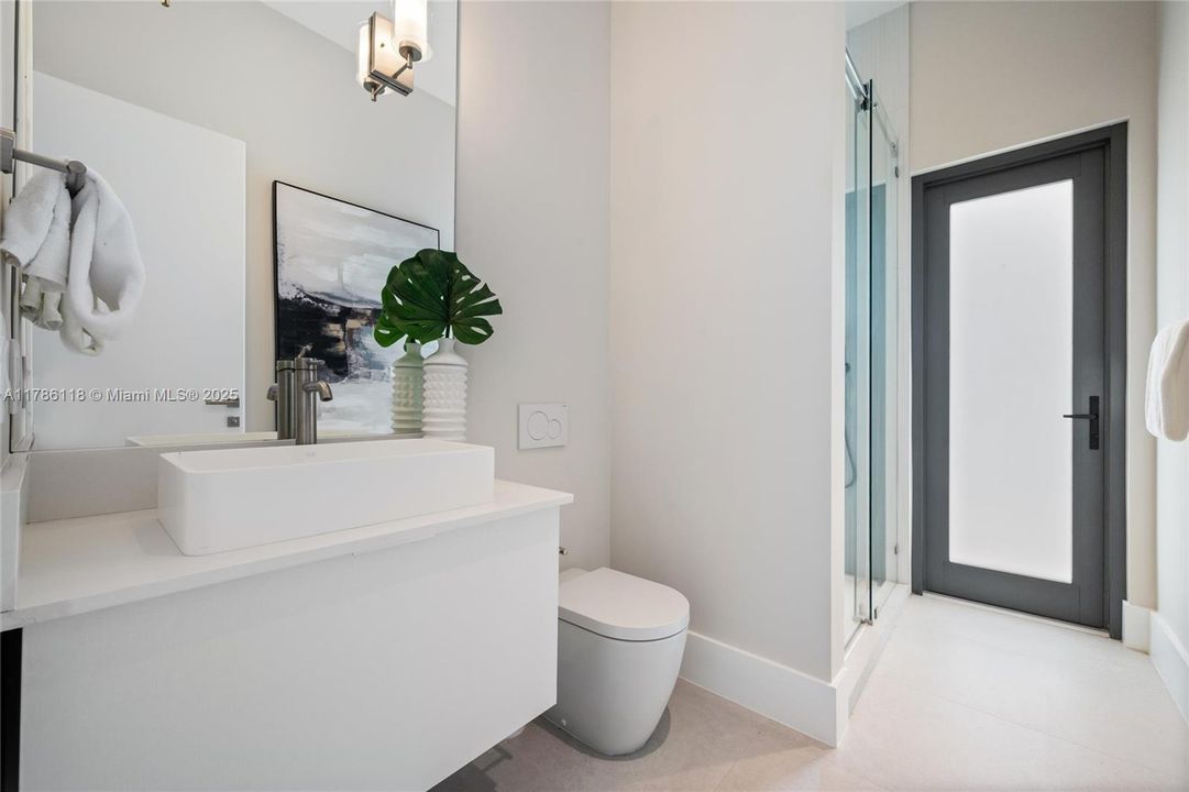 Recently Sold: $5,225,000 (5 beds, 6 baths, 4976 Square Feet)