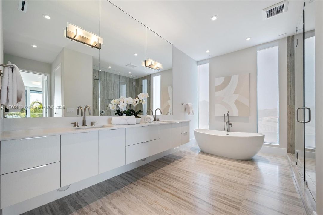 Recently Sold: $5,225,000 (5 beds, 6 baths, 4976 Square Feet)