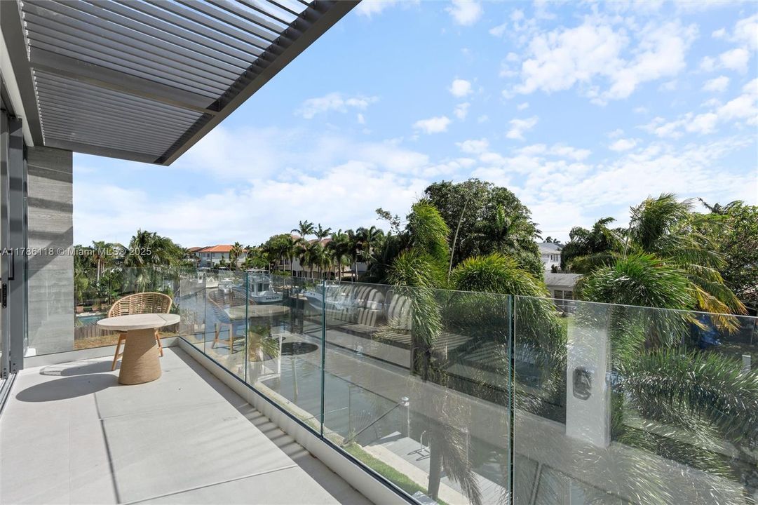 Recently Sold: $5,225,000 (5 beds, 6 baths, 4976 Square Feet)