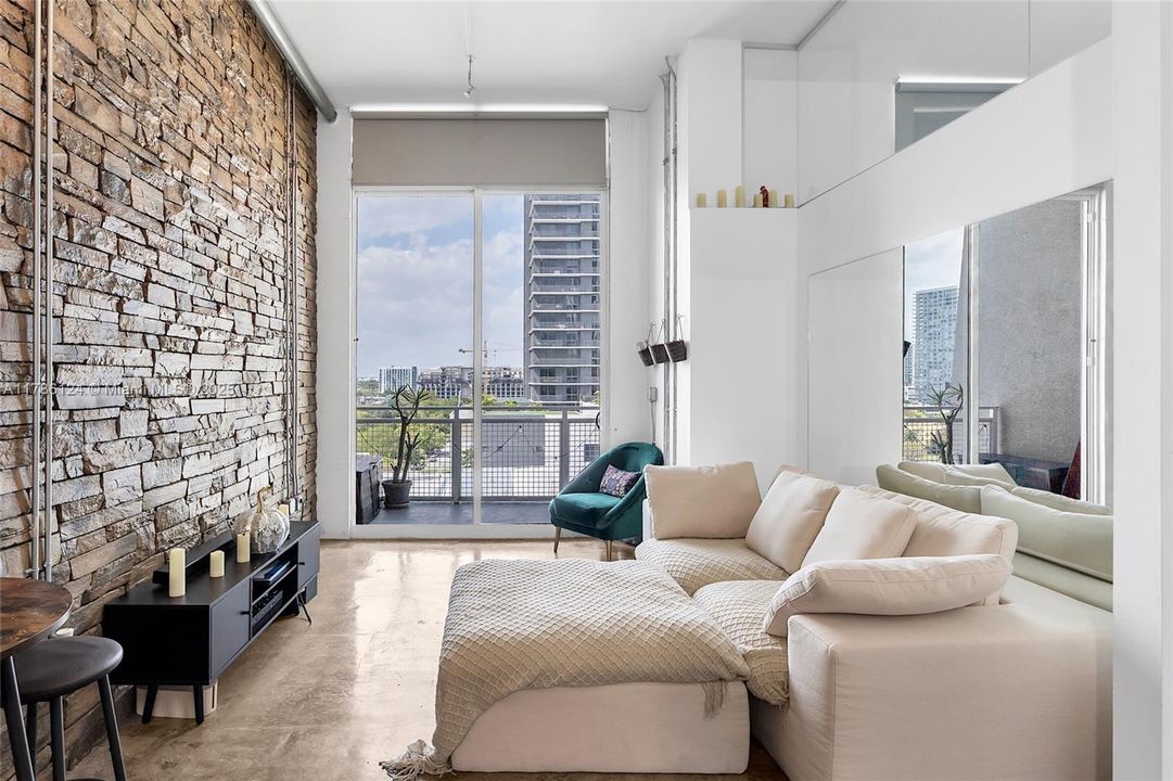 最近售出: $370,000 (1 贝兹, 1 浴室, 650 平方英尺)