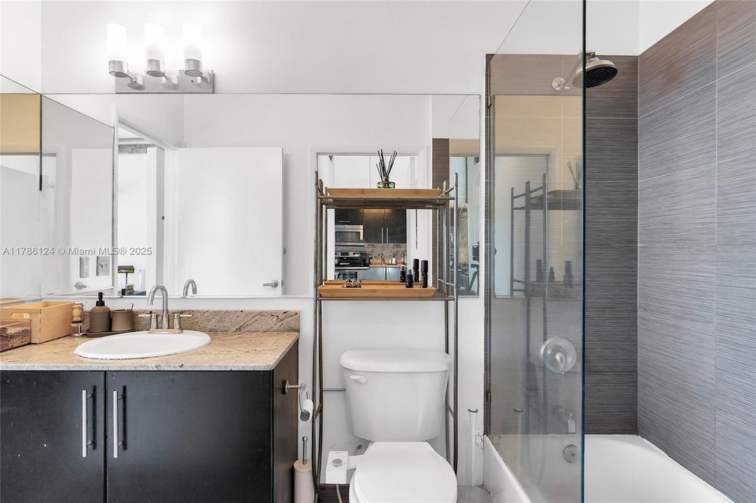 最近售出: $370,000 (1 贝兹, 1 浴室, 650 平方英尺)