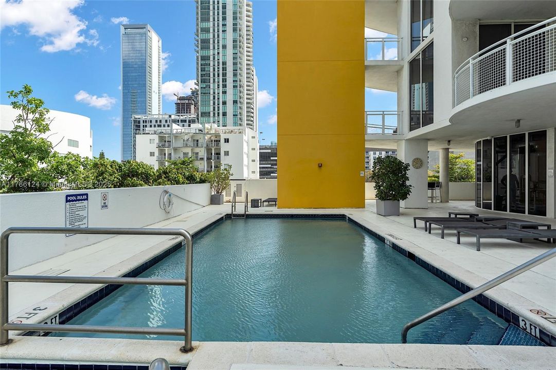 最近售出: $370,000 (1 贝兹, 1 浴室, 650 平方英尺)