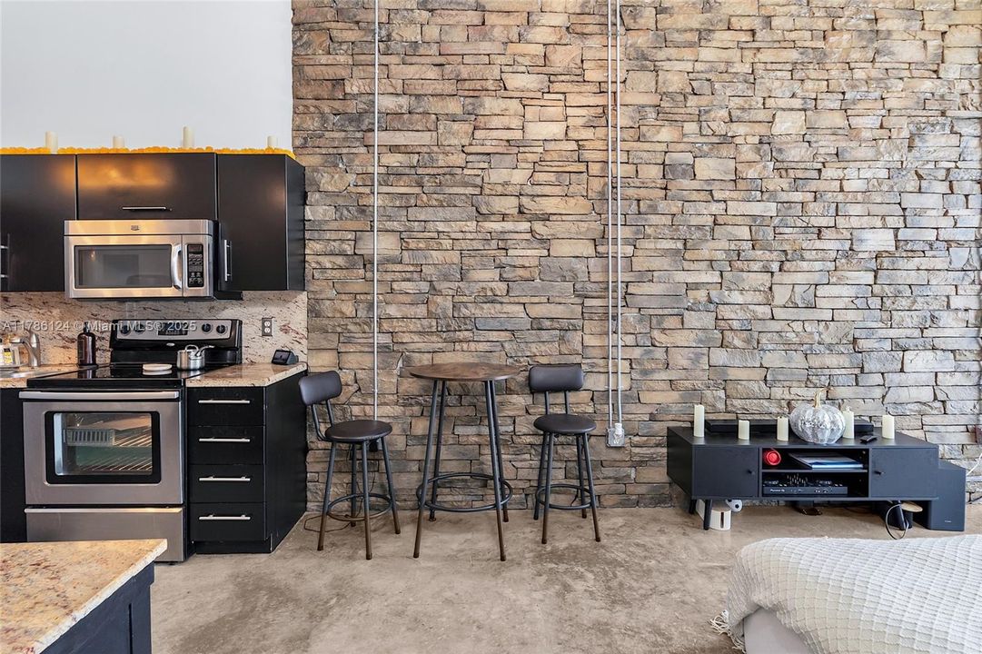 最近售出: $370,000 (1 贝兹, 1 浴室, 650 平方英尺)