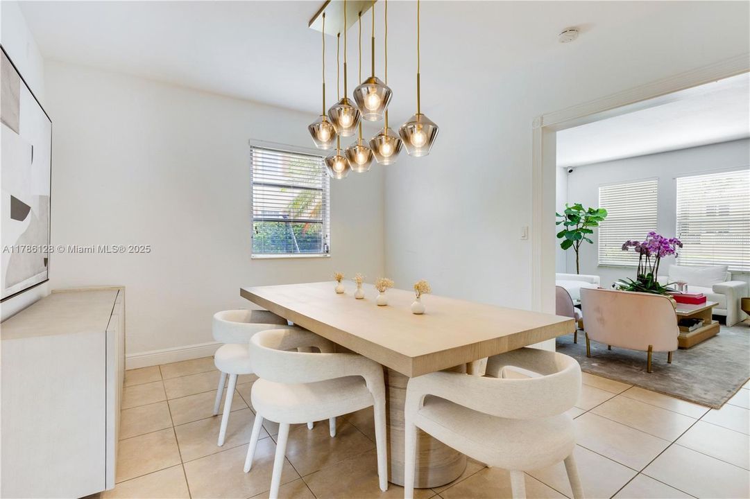 最近租的: $6,200 (3 贝兹, 3 浴室, 2606 平方英尺)