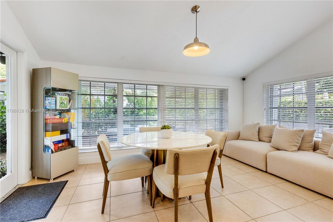 最近租的: $6,200 (3 贝兹, 3 浴室, 2606 平方英尺)