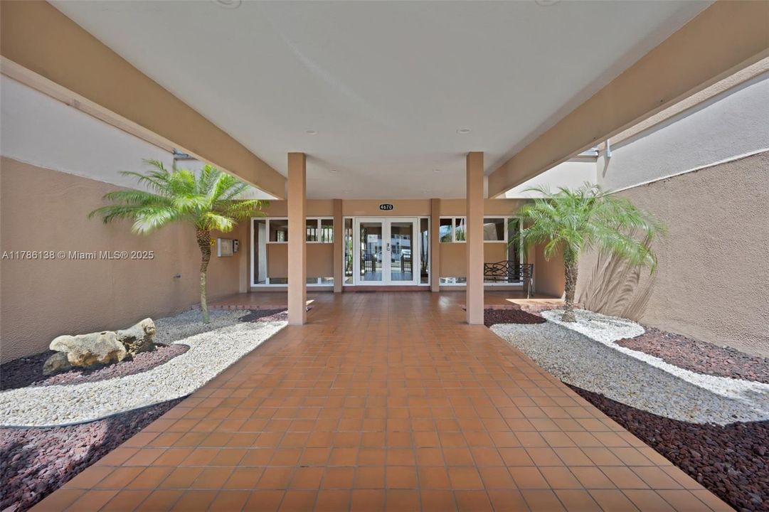 Vendido Recientemente: $279,000 (3 camas, 2 baños, 1378 Pies cuadrados)