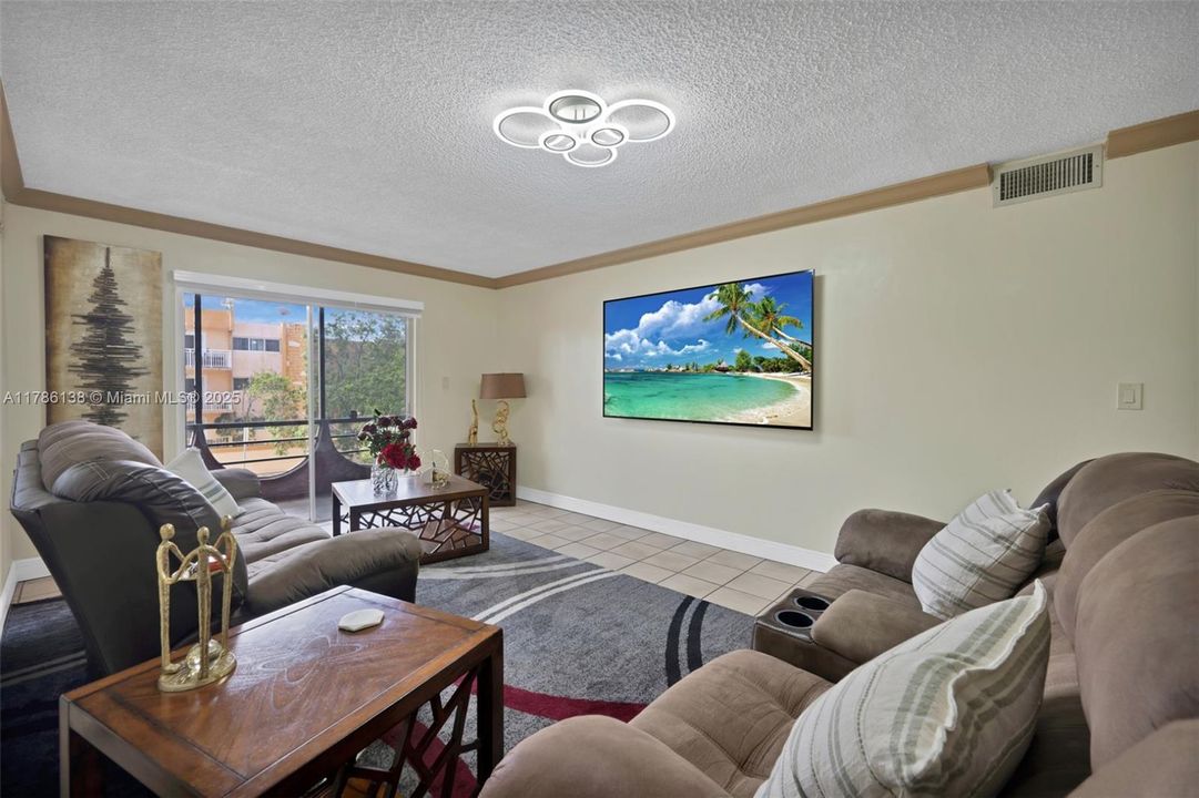 Vendido Recientemente: $279,000 (3 camas, 2 baños, 1378 Pies cuadrados)