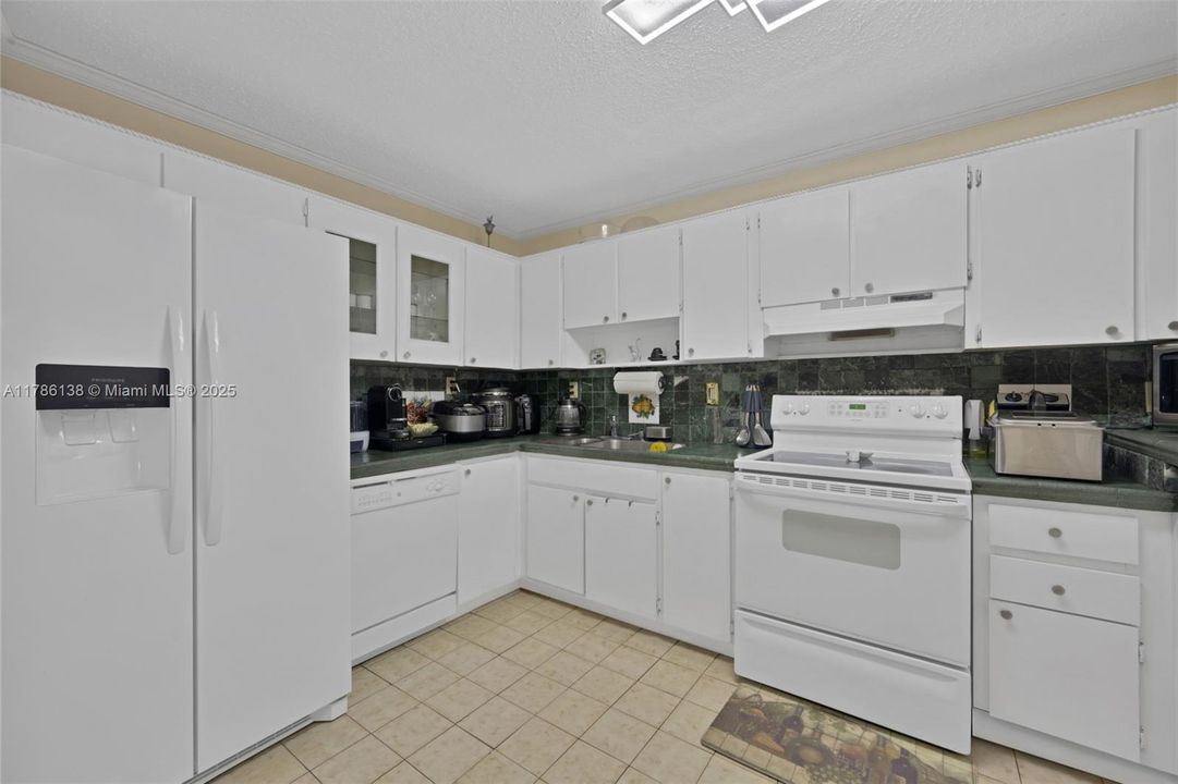 Vendido Recientemente: $279,000 (3 camas, 2 baños, 1378 Pies cuadrados)