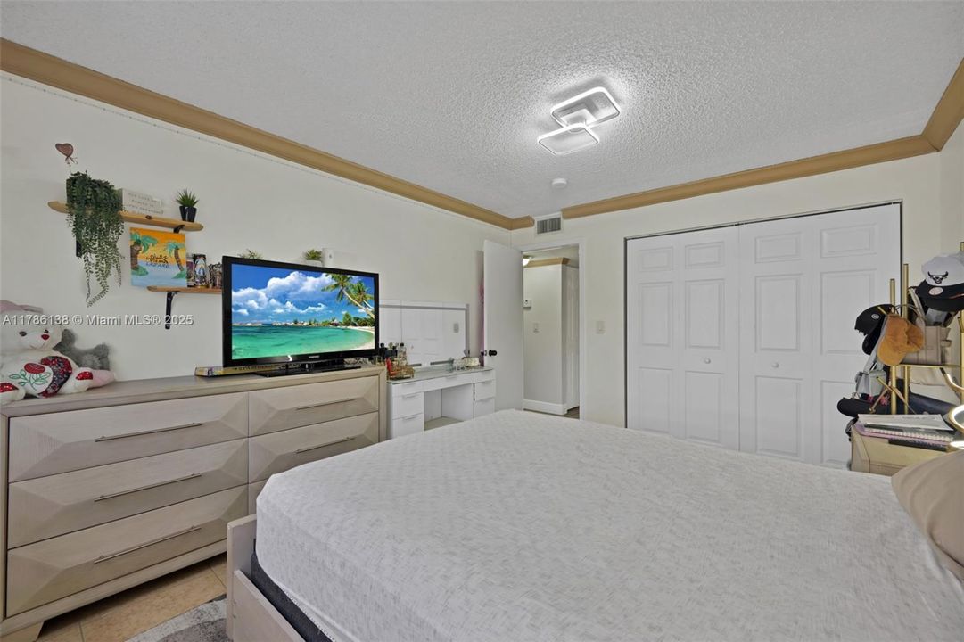 Vendido Recientemente: $279,000 (3 camas, 2 baños, 1378 Pies cuadrados)