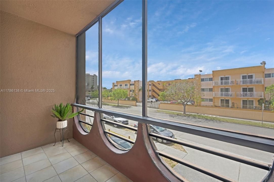 Vendido Recientemente: $279,000 (3 camas, 2 baños, 1378 Pies cuadrados)