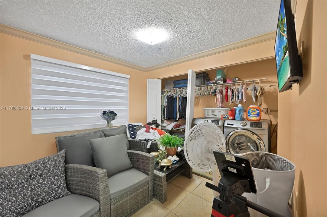 Vendido Recientemente: $279,000 (3 camas, 2 baños, 1378 Pies cuadrados)