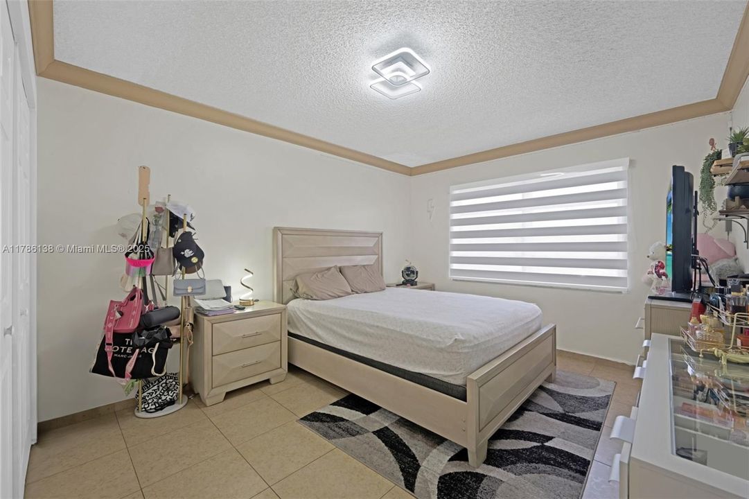 Vendido Recientemente: $279,000 (3 camas, 2 baños, 1378 Pies cuadrados)