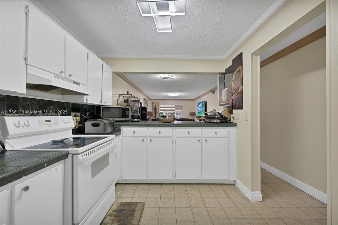 Vendido Recientemente: $279,000 (3 camas, 2 baños, 1378 Pies cuadrados)