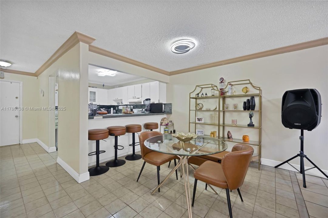 Vendido Recientemente: $279,000 (3 camas, 2 baños, 1378 Pies cuadrados)