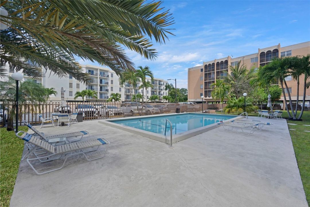 Vendido Recientemente: $279,000 (3 camas, 2 baños, 1378 Pies cuadrados)