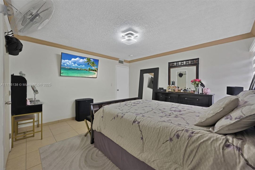 Vendido Recientemente: $279,000 (3 camas, 2 baños, 1378 Pies cuadrados)