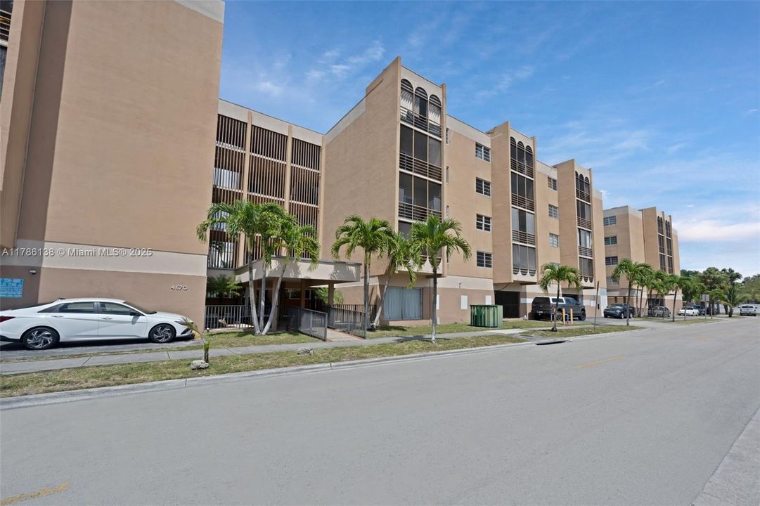 Vendido Recientemente: $279,000 (3 camas, 2 baños, 1378 Pies cuadrados)