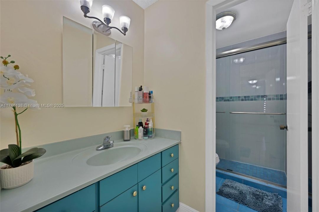 Vendido Recientemente: $279,000 (3 camas, 2 baños, 1378 Pies cuadrados)