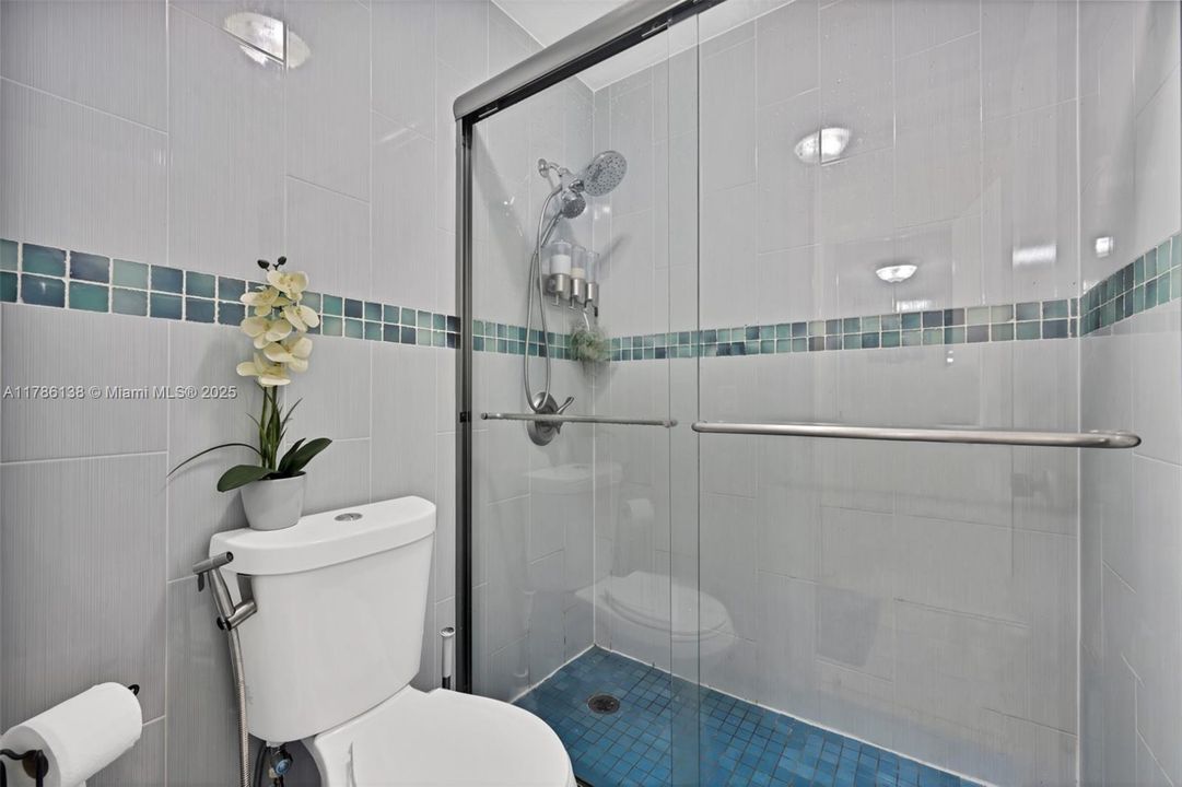 Vendido Recientemente: $279,000 (3 camas, 2 baños, 1378 Pies cuadrados)