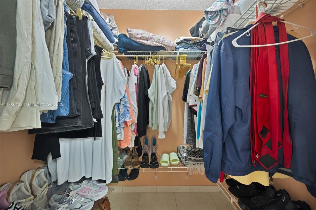 Vendido Recientemente: $279,000 (3 camas, 2 baños, 1378 Pies cuadrados)