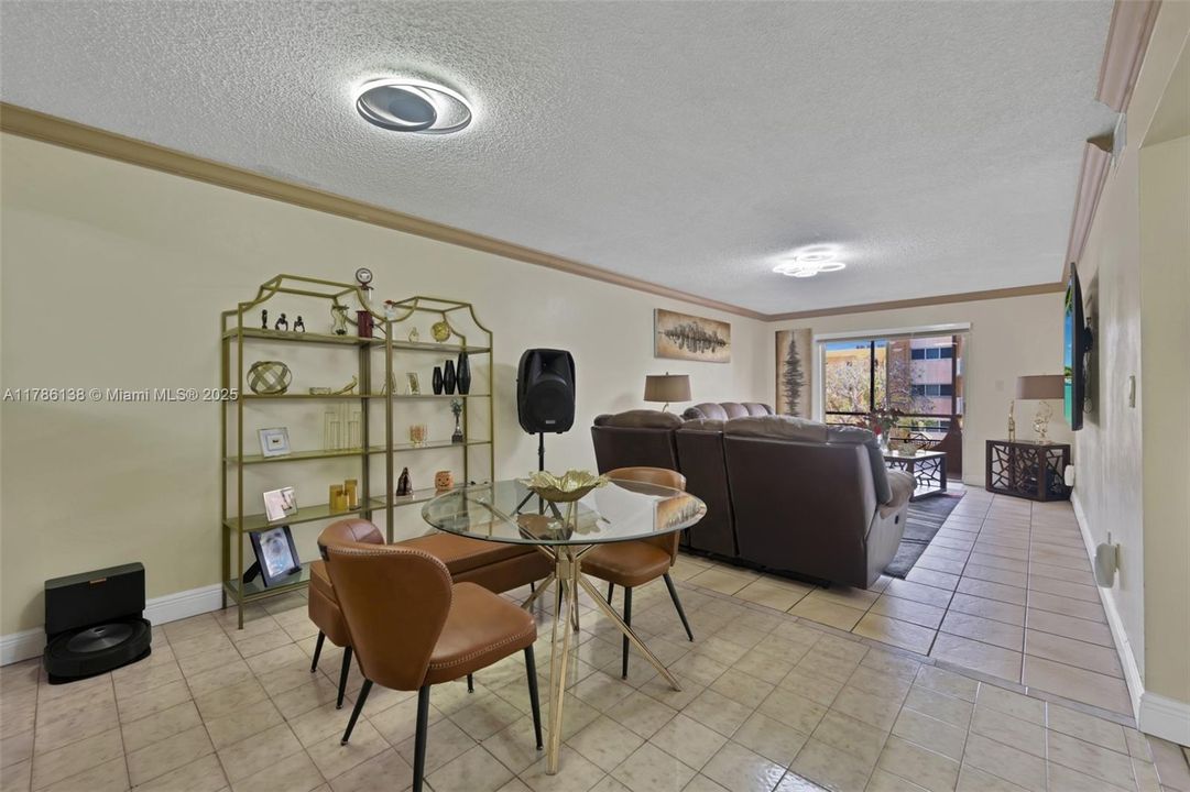 Vendido Recientemente: $279,000 (3 camas, 2 baños, 1378 Pies cuadrados)