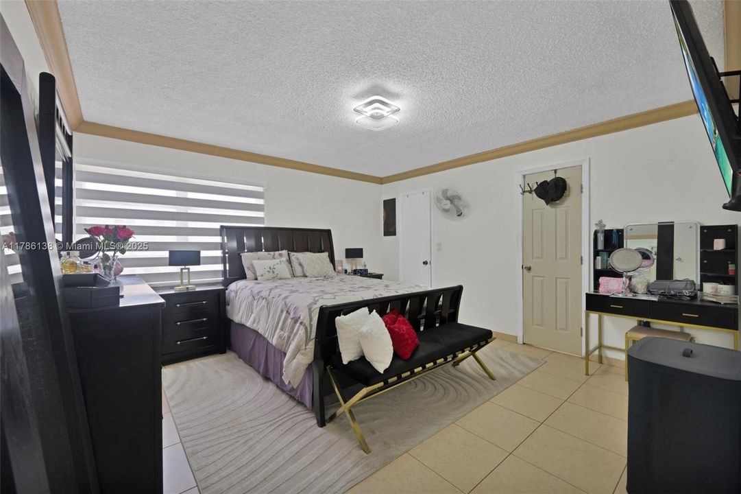 Vendido Recientemente: $279,000 (3 camas, 2 baños, 1378 Pies cuadrados)