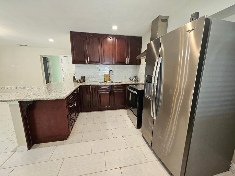 Recently Sold: $449,900 (3 beds, 2 baths, 1412 Square Feet)