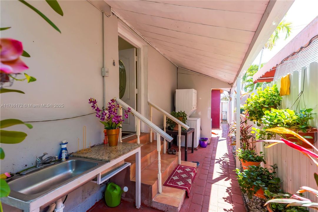 Recently Sold: $700,000 (4 beds, 4 baths, 2270 Square Feet)