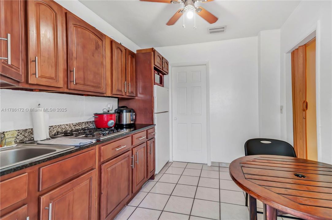 Recently Sold: $700,000 (4 beds, 4 baths, 2270 Square Feet)