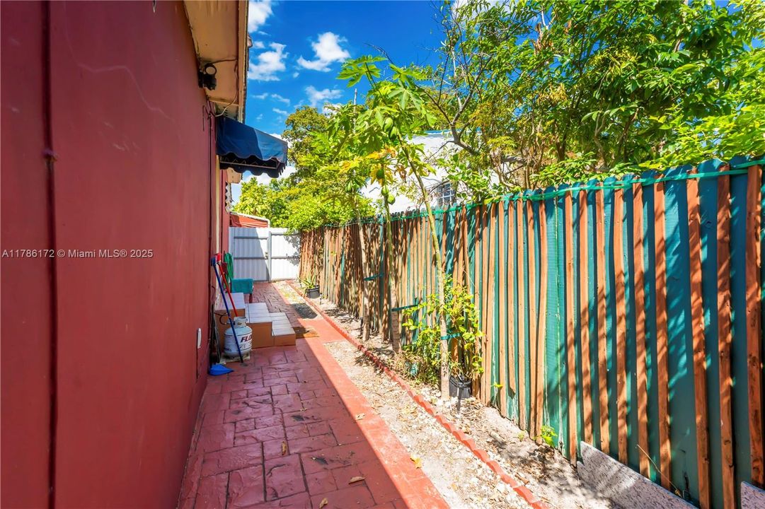 Recently Sold: $700,000 (4 beds, 4 baths, 2270 Square Feet)