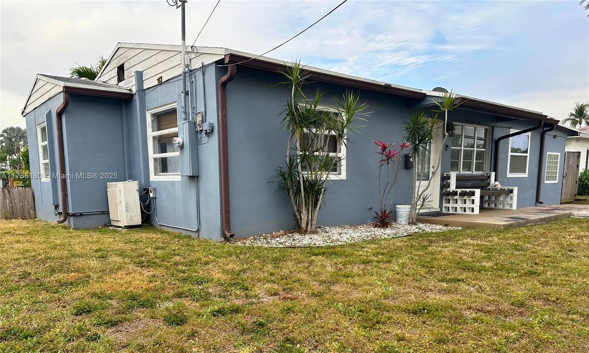 最近售出: $785,000 (2 贝兹, 1 浴室, 1168 平方英尺)