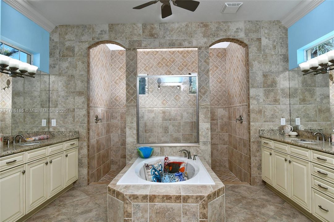 最近售出: $1,350,000 (3 贝兹, 2 浴室, 0 平方英尺)