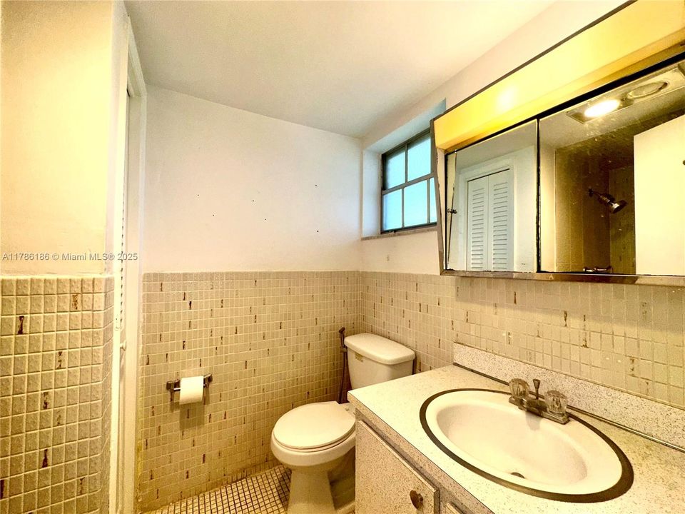 Bathroom #3 en-suite bedroom #3