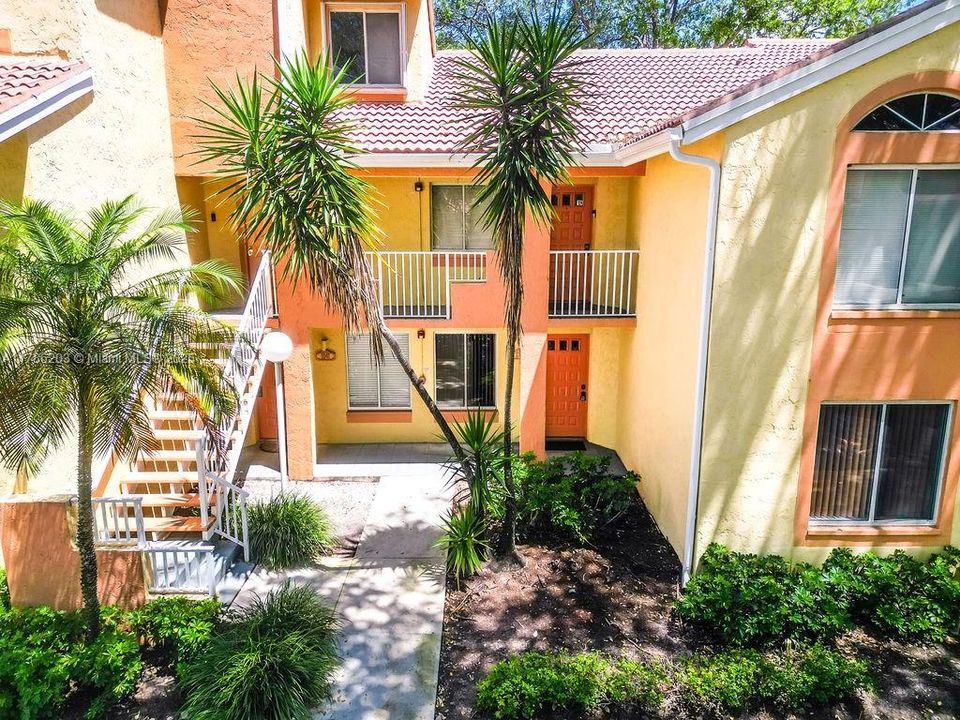 Recently Sold: $194,990 (1 beds, 1 baths, 816 Square Feet)