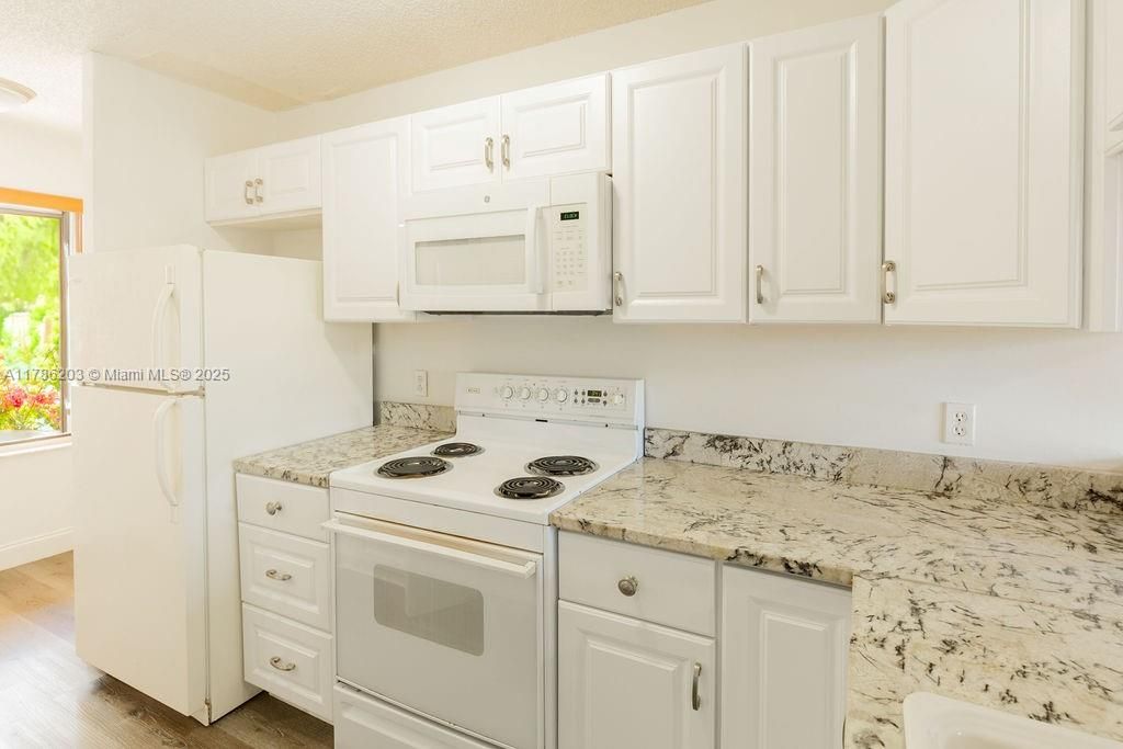 Recently Sold: $194,990 (1 beds, 1 baths, 816 Square Feet)