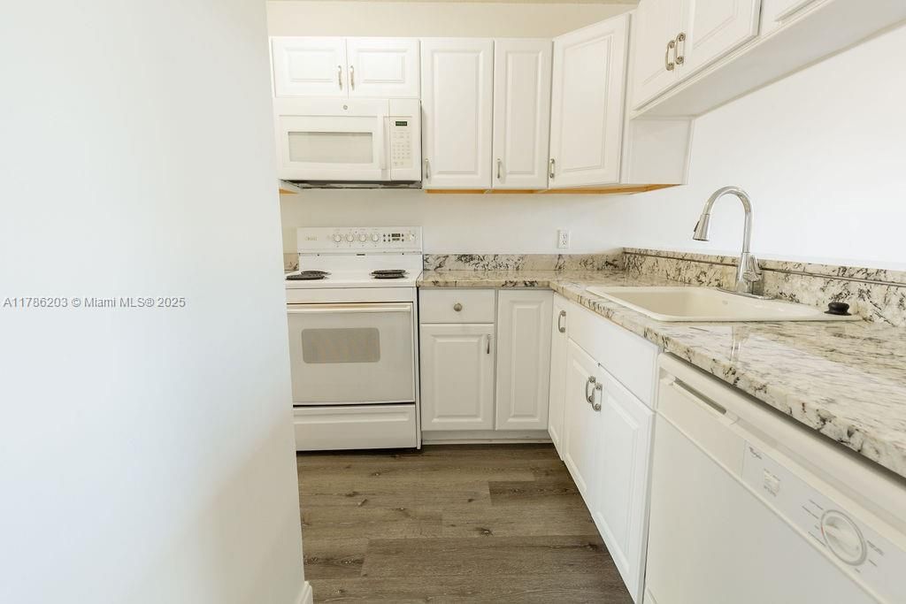 Recently Sold: $194,990 (1 beds, 1 baths, 816 Square Feet)