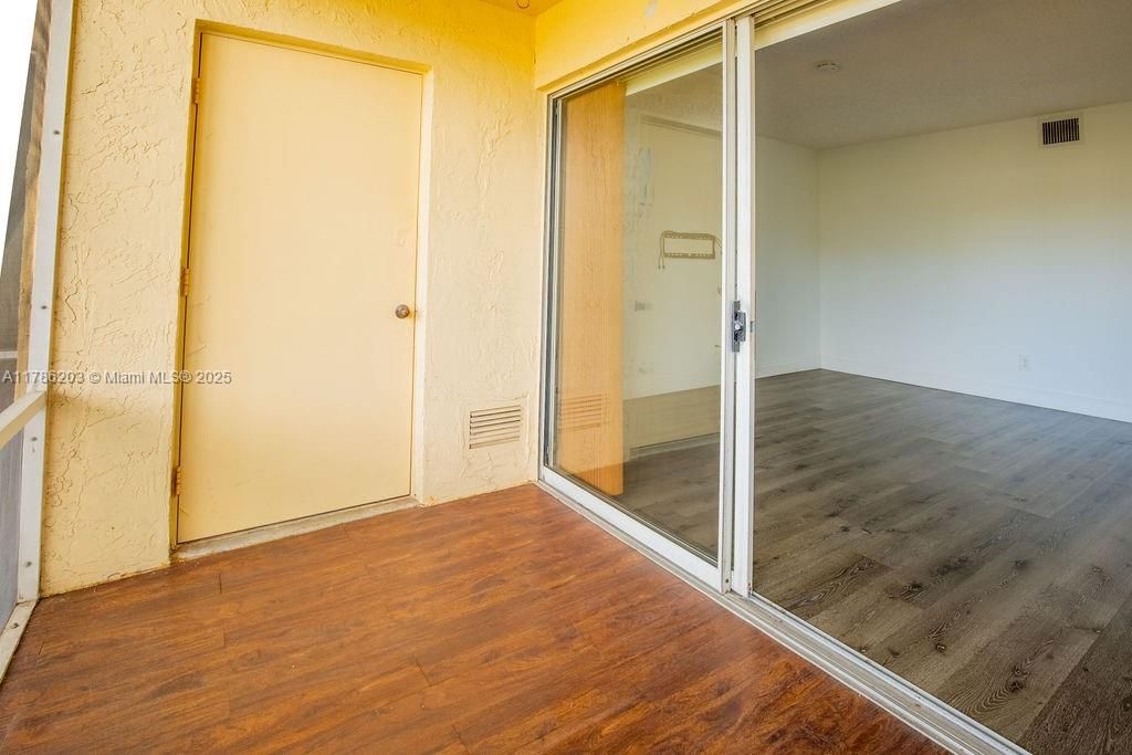 Recently Sold: $194,990 (1 beds, 1 baths, 816 Square Feet)