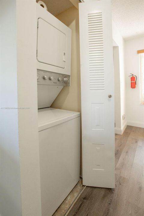 Recently Sold: $194,990 (1 beds, 1 baths, 816 Square Feet)